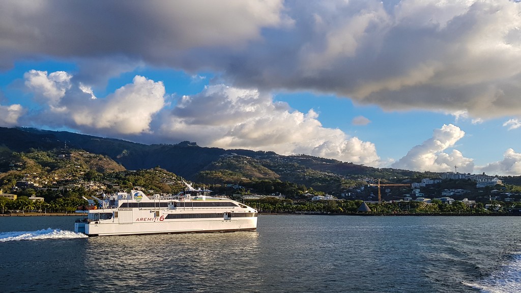 Polinesia Francese fai da te traghetto in mare con costa dietro