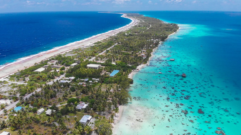 guida a Fakarava fai da te vista aerea di una striscia di terra fra laguna e oceano