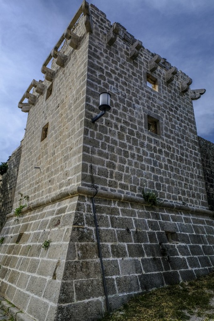 Cosa vedere a Brac: torre del castello