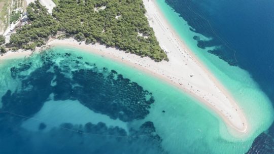 cosa vedere a Brač: vista aerea della spiaggia