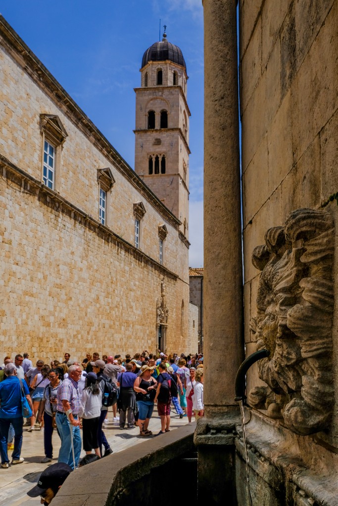 cosa vedere a dubrovnik Maschera della Fontana Grande d'Onofrio e Convento dei Francescani in secondo piano