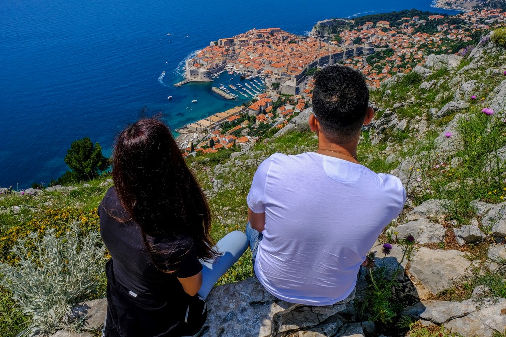 cosa vedere a dubrovnik coppia guarda città dall'alto