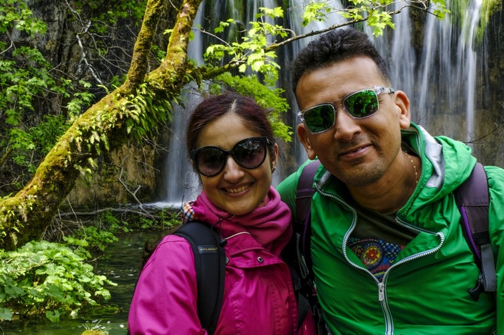 Guida laghi di Plitvice: coppia davanti alla cascata