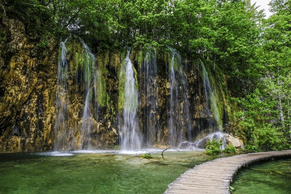 Guida laghi di Plitvice: passerella e cascata