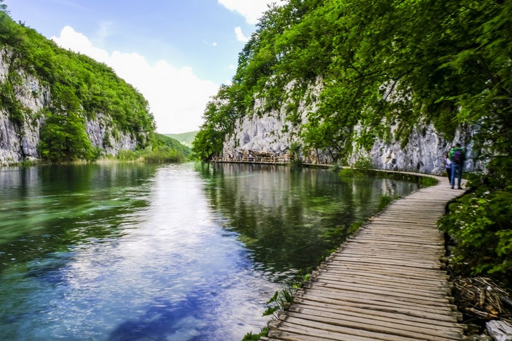 Guida laghi di Plitvice: passerella sul lago