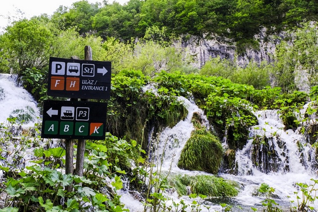 Guida laghi di Plitvice: cartelli con itinerari e cascata