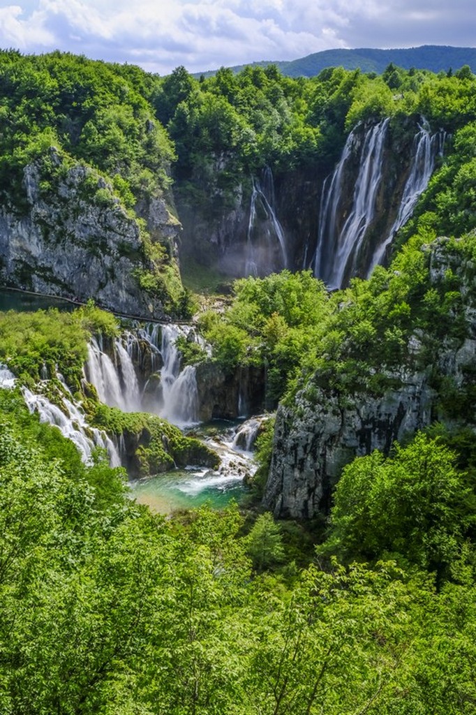 Guida laghi di Plitvice: cascate viste da lontano