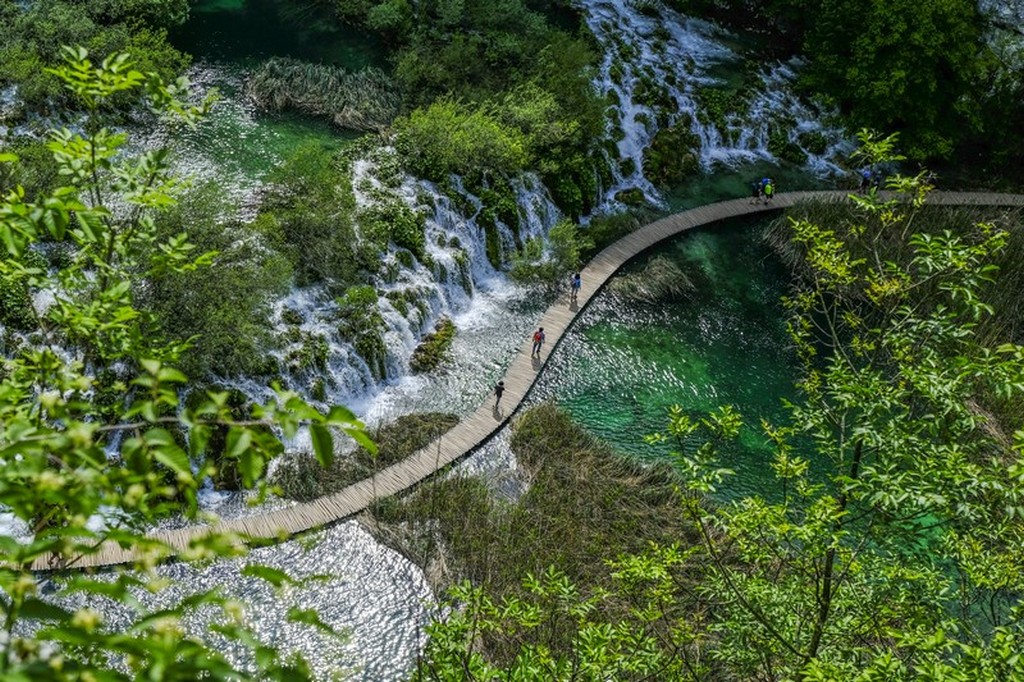 Guida laghi di Plitvice: passerella fra i laghi vista dall'alto