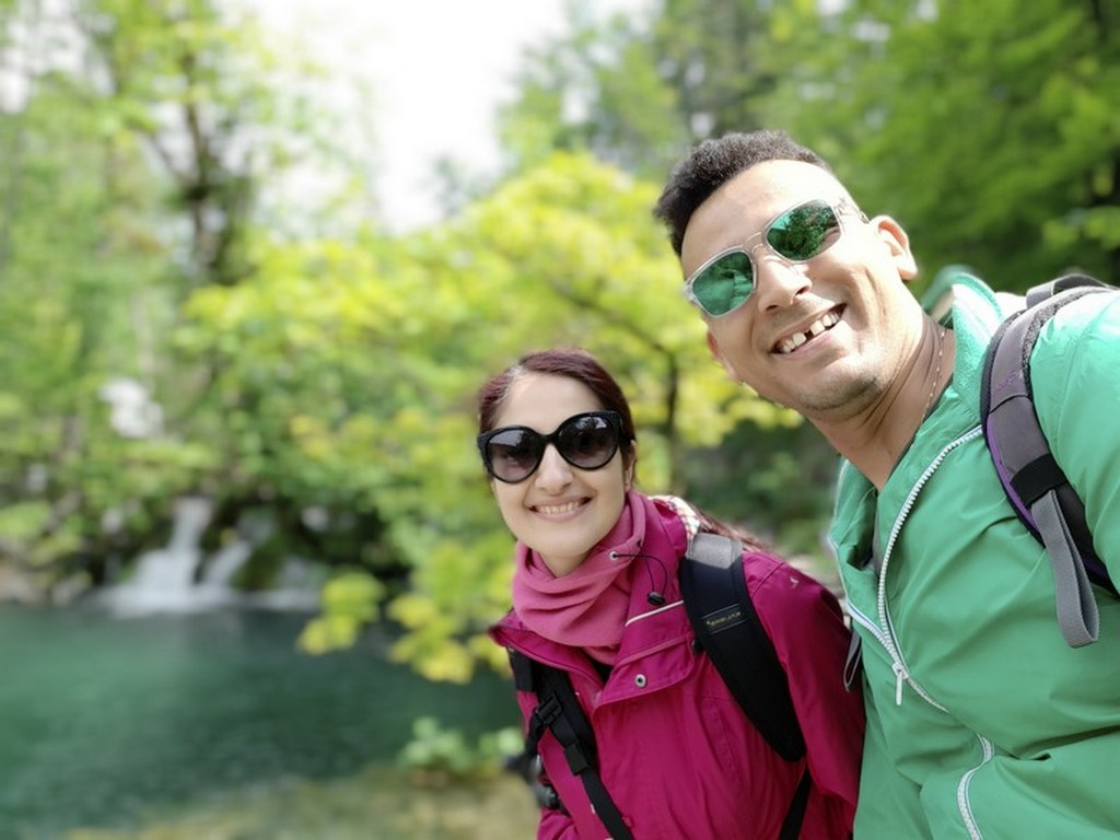 Guida laghi di Plitvice: coppia con laghi sullo sfondo