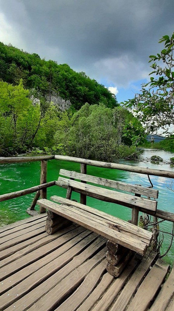 Guida laghi di Plitvice: panchina sul lago