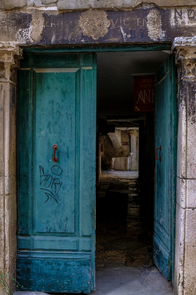 porta da cui si intravede l'interno