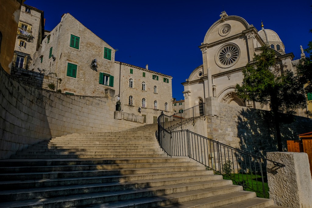 Guida alla visita di SEbenico: La Cattedrale di San Giacomo vista dalla scalinata del lungomare