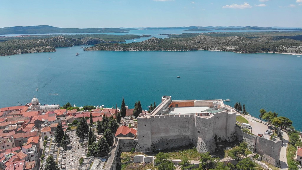 Vista della Fortezza San Michele dalla collina retrostante