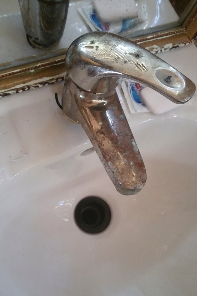 rubinetto scrostato