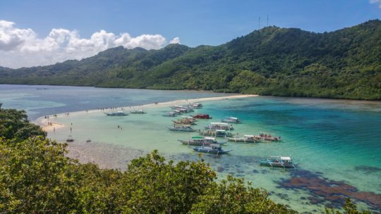 lingua di sabbia fra 2 isole con barche