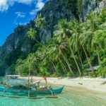 spiaggia con palme a ridotto della montagna con barche