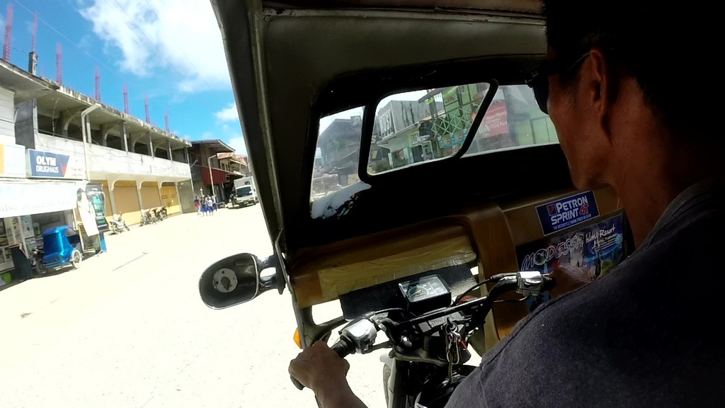 vista del manubrio di un mototaxi mentre viene guidato