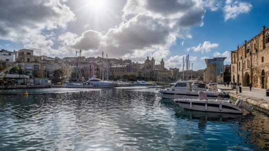 visita a vittoriosa cospicua e senglea sole si specchia sul porto con barche