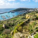 una giornata a gozo panorama sul porto con vegetazione