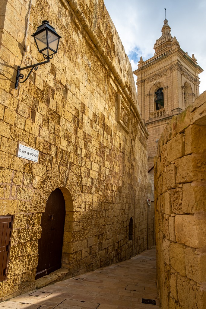 vietta della cittadella con lampione  campanile