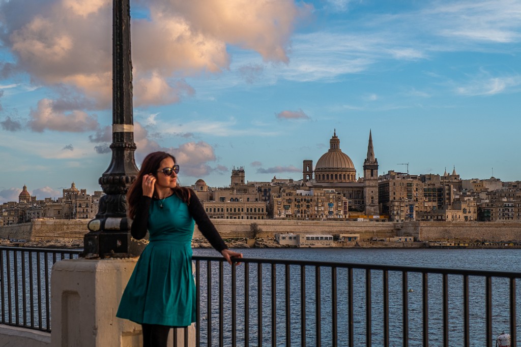Un giorno a La Valletta donna con città sullo sfondo