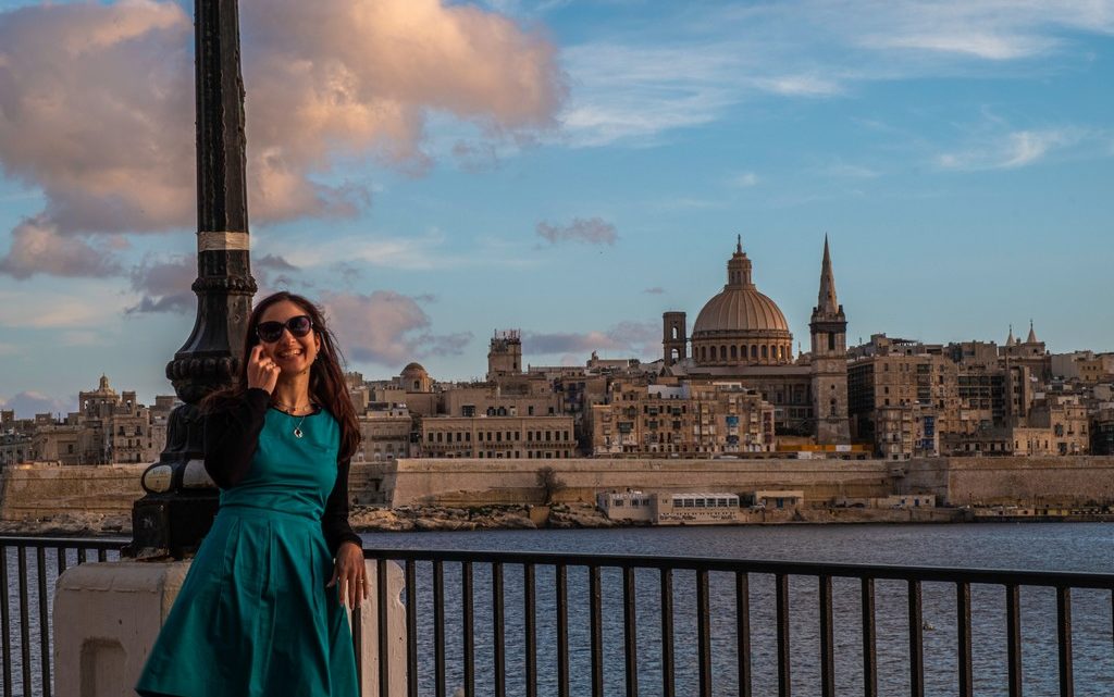 ragazza davanti a la valletta