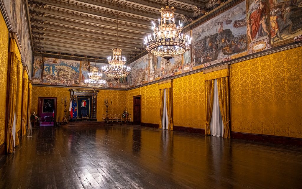 Palazzo del Gran Maestro interno con pareti gialle di sala ufficiale