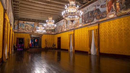 Palazzo del Gran Maestro interno con pareti gialle di sala ufficiale