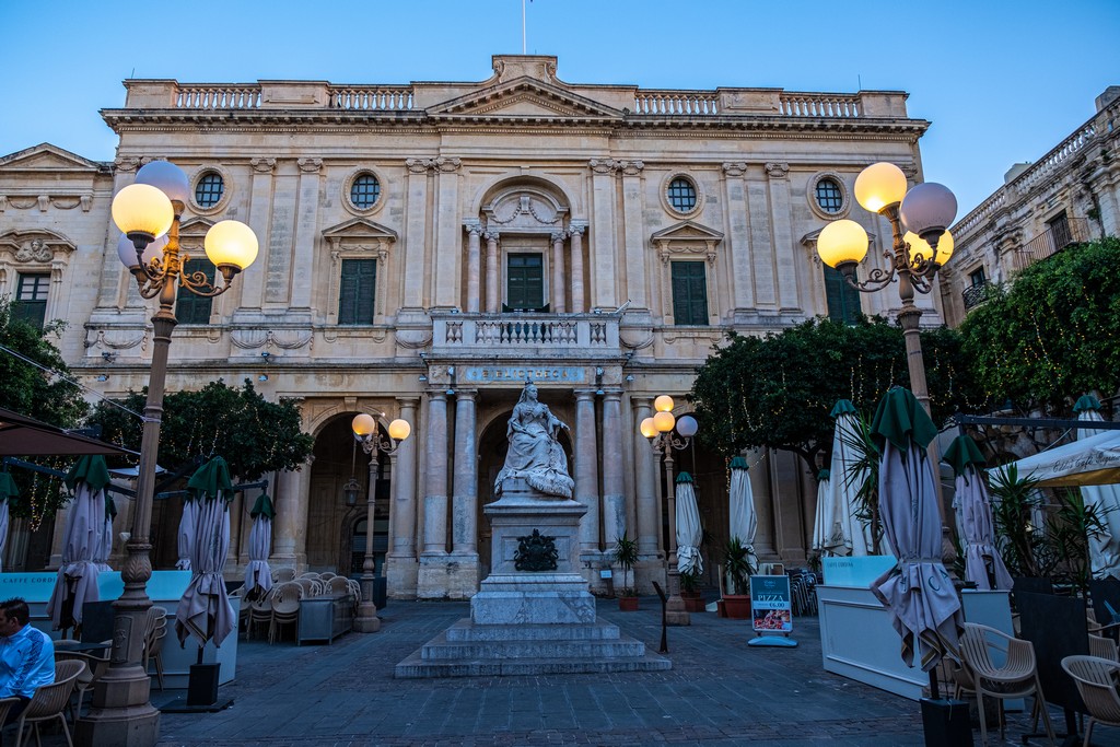 cosa vedere a la Valletta facciata della biblioteca