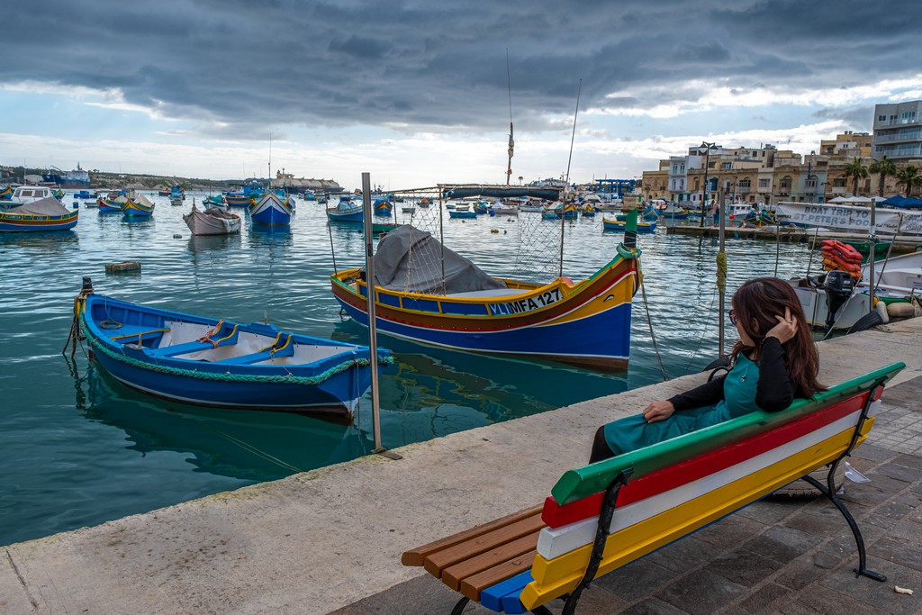 I luoghi più instagrammabili di Malta persona guarda il mare seduta su panchina