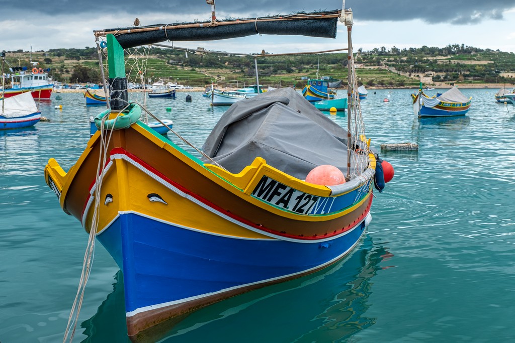 Marsaxlokk in inverno imbarcazione maltese colorata 