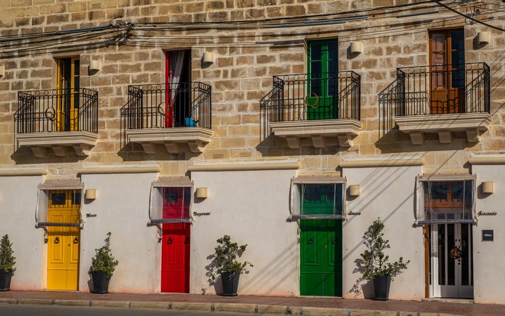 I luoghi più instagrammabili di Malta porte colorate