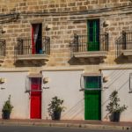 I luoghi più instagrammabili di Malta porte colorate