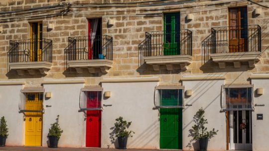 I luoghi più instagrammabili di Malta porte colorate
