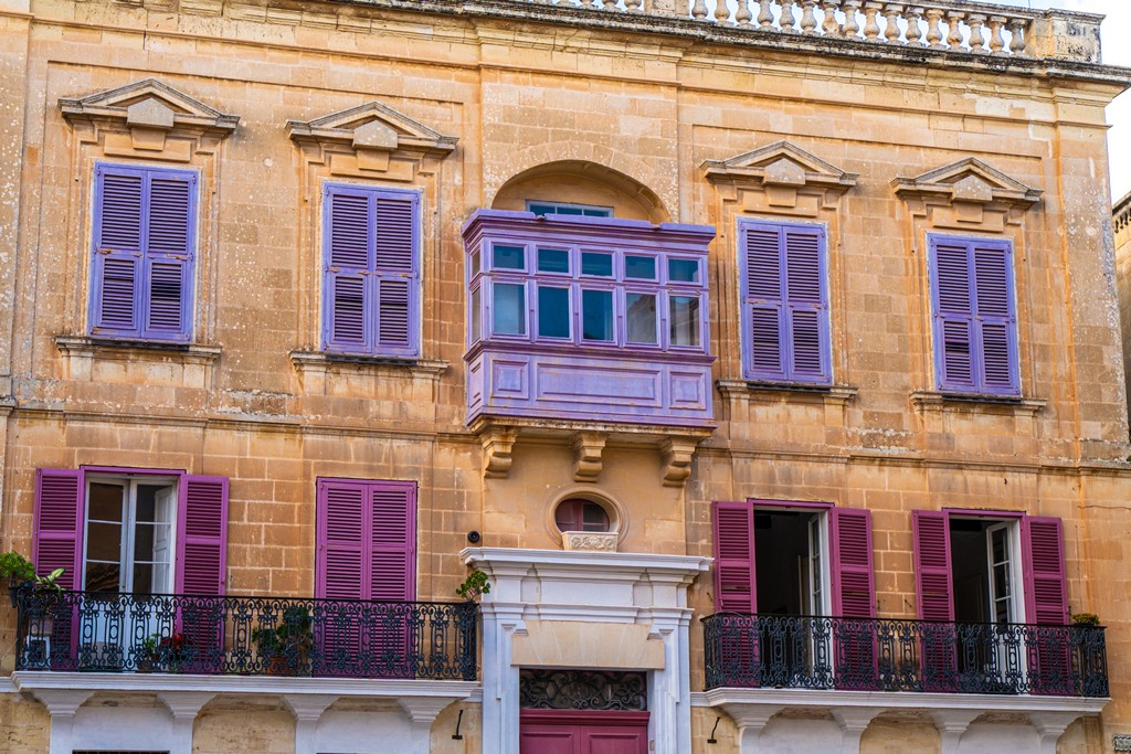 Visita a Mdina finestre colorate su facciata miele