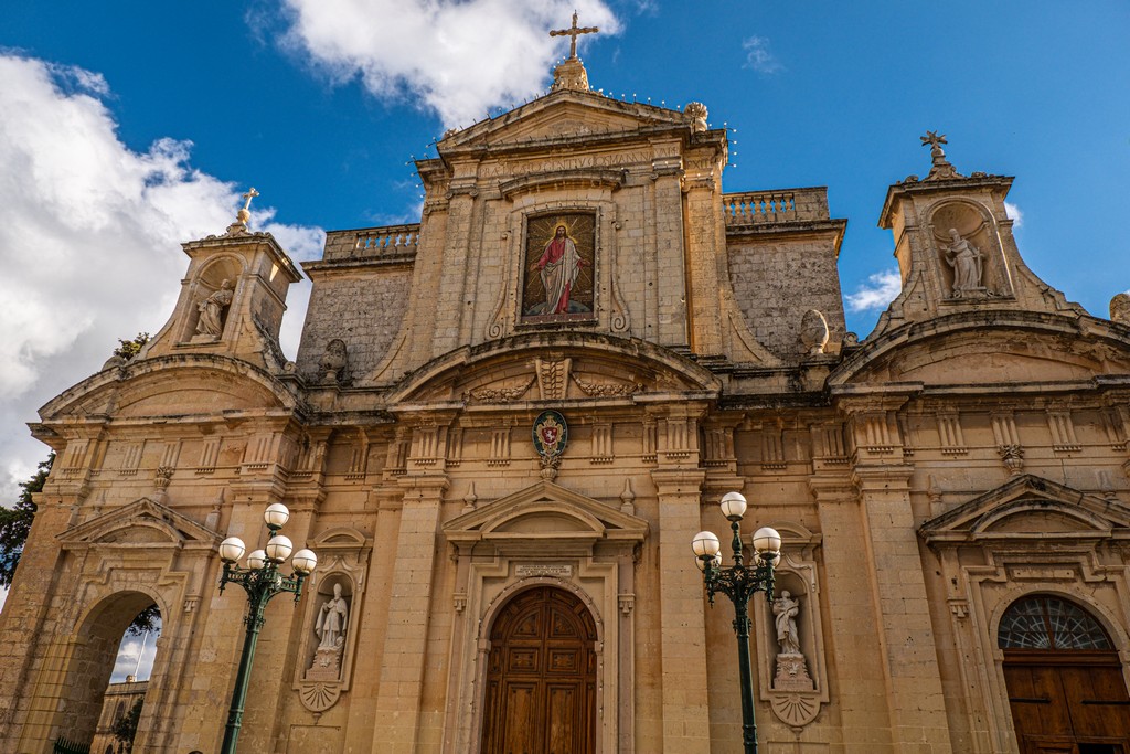 visita a rabat chiesa con lampioni