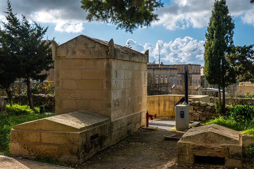 visita a rabat catacomba all'esterno