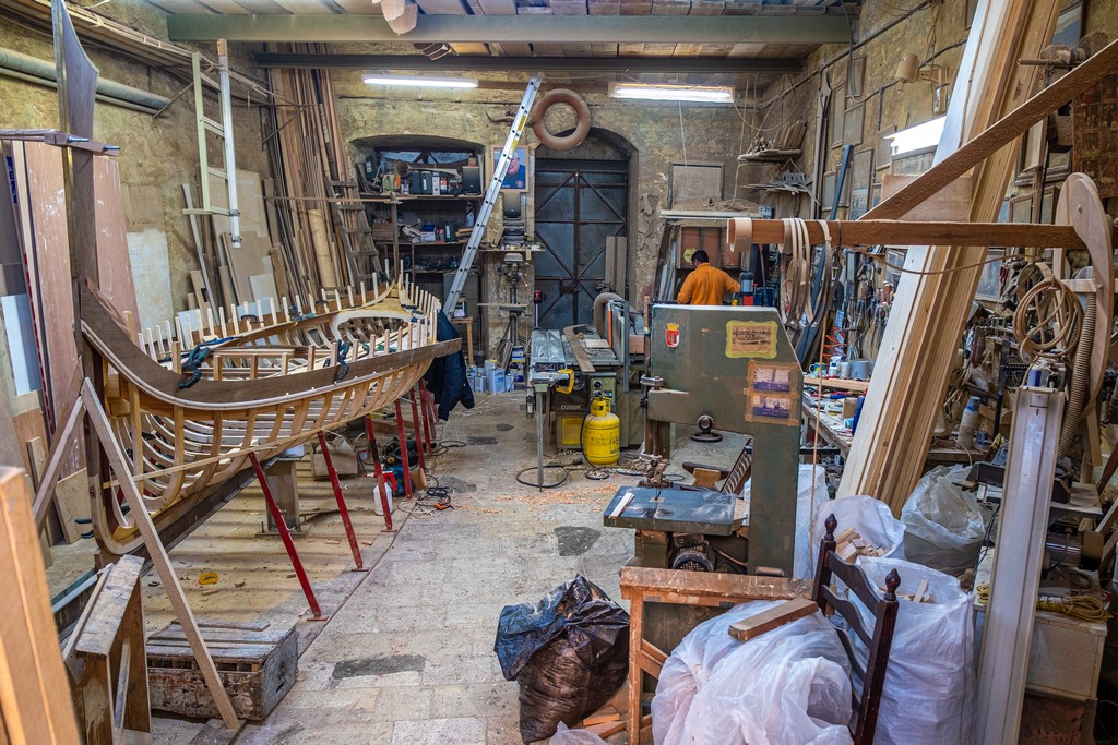 Visita a Vittoriosa Cospicua e Senglea artigiano al lavoro per costruire una barca in officina