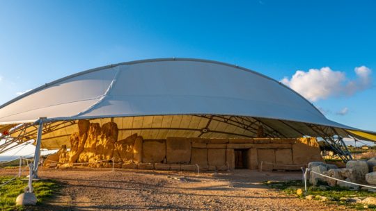 i templi megalitici di malta sotto la tensostruttura con cielo blu