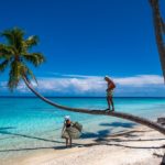 spiaggia con palme e coppia che si guarda