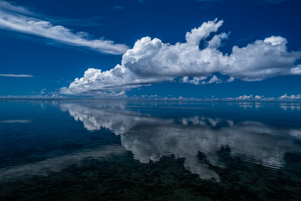 guida a Moorea nuvola che si riflette sulla laguna