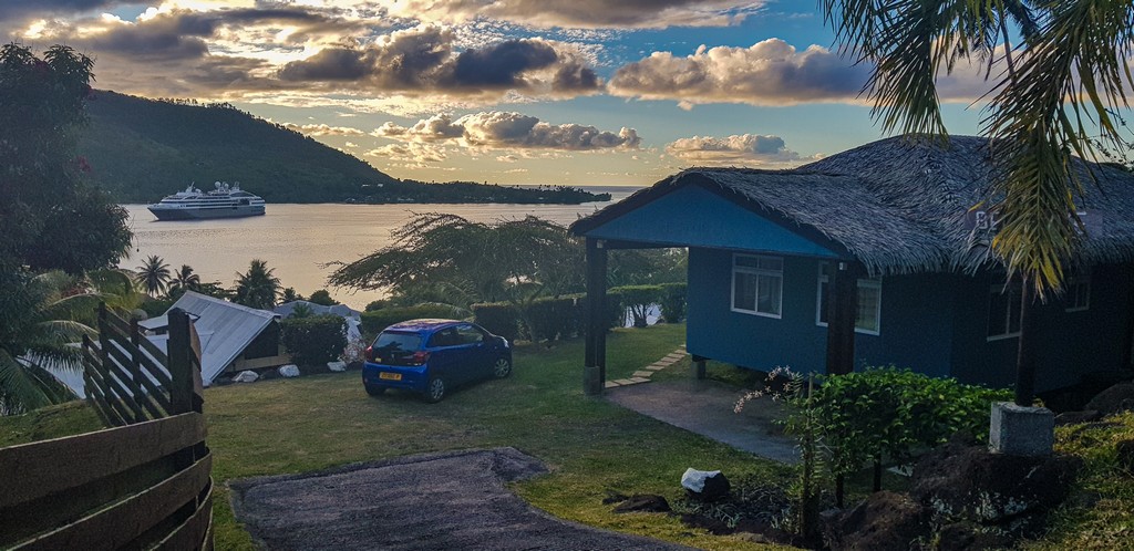 guida a Moorea bungalow con mare sullo sfondo