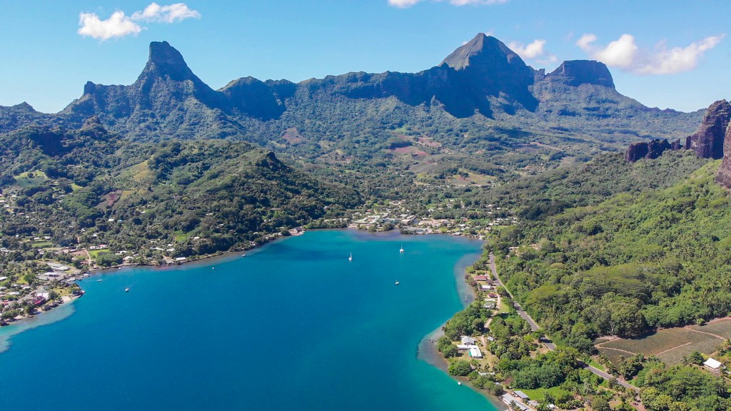 guida a Moorea veduta aerea di una baia