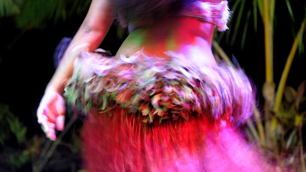 cultura polinesiana al Tiki Village gonna di foglie di una ballerina durante la danza