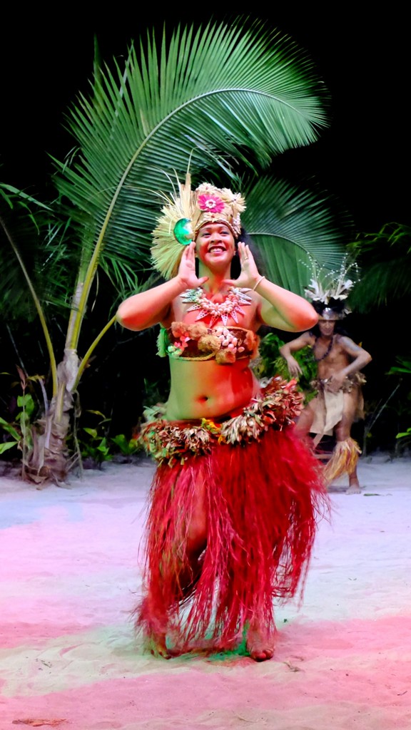 ballerina di danza tahitiana che danza