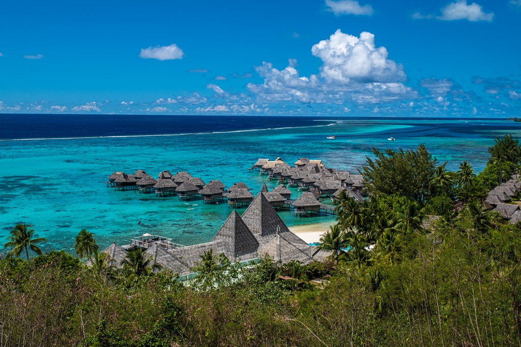 10 cose da non perdere a Moorea spiaggia con bungalow hotel