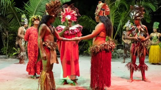 cultura polinesiana al Tiki Village ballerine di danza tahitiana