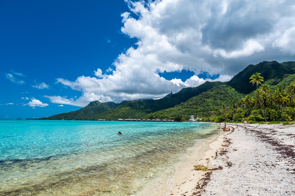 spiaggia sabbia bianca con mare turchese e montagne