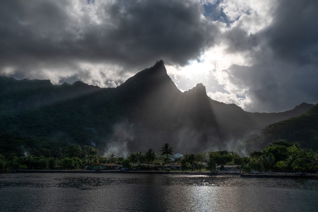 guida a Moorea tramonto su isola vulcanica