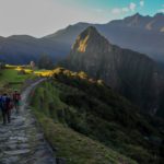 Discesa finale da Inti Punku verso Machu Picchu al tramonto